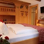 Шале Almdorf - Luxus Huettenurlaub *